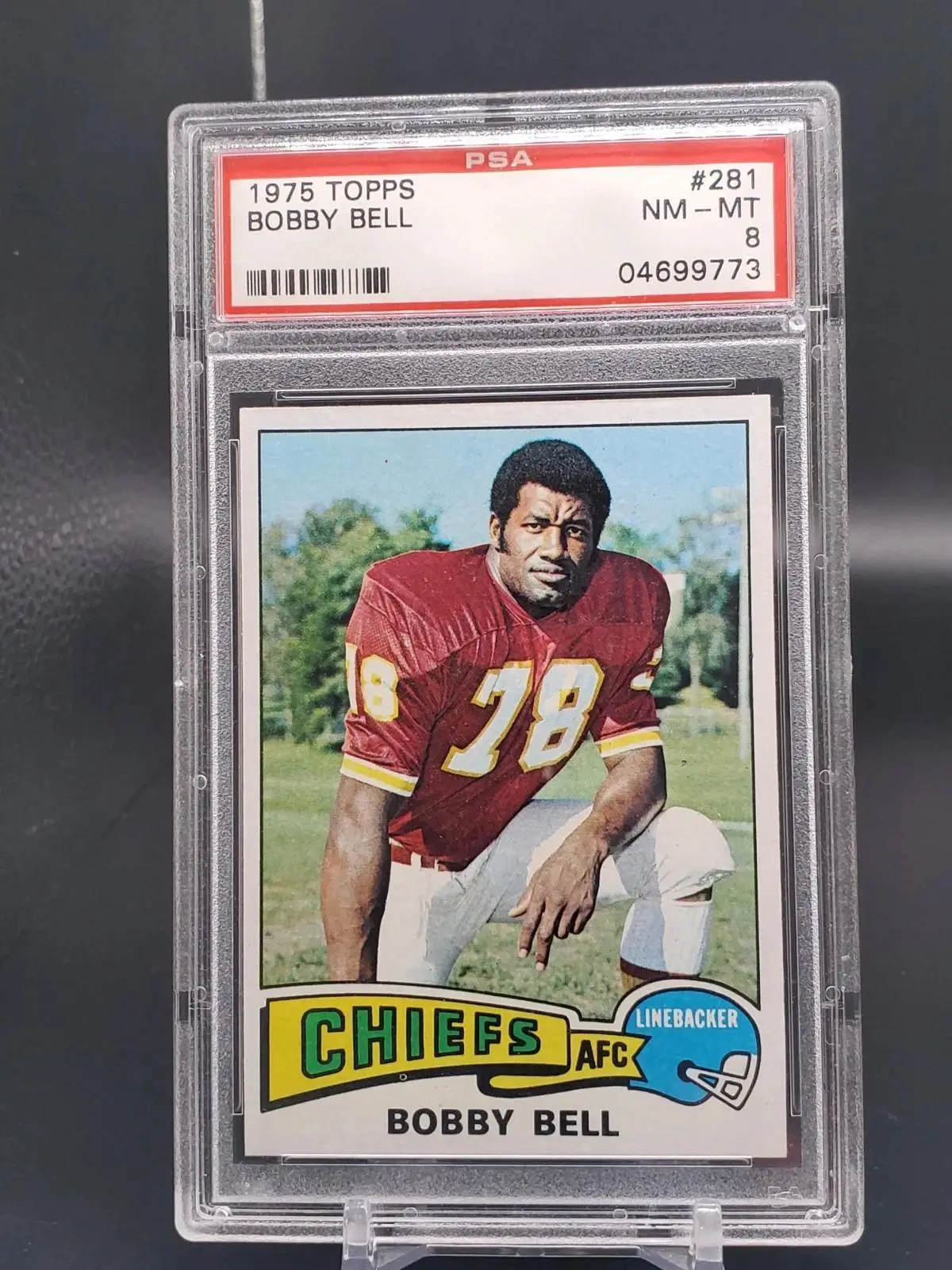 Bobby Bell 1975 Topps Kansas City Chiefs #281 PSA 8